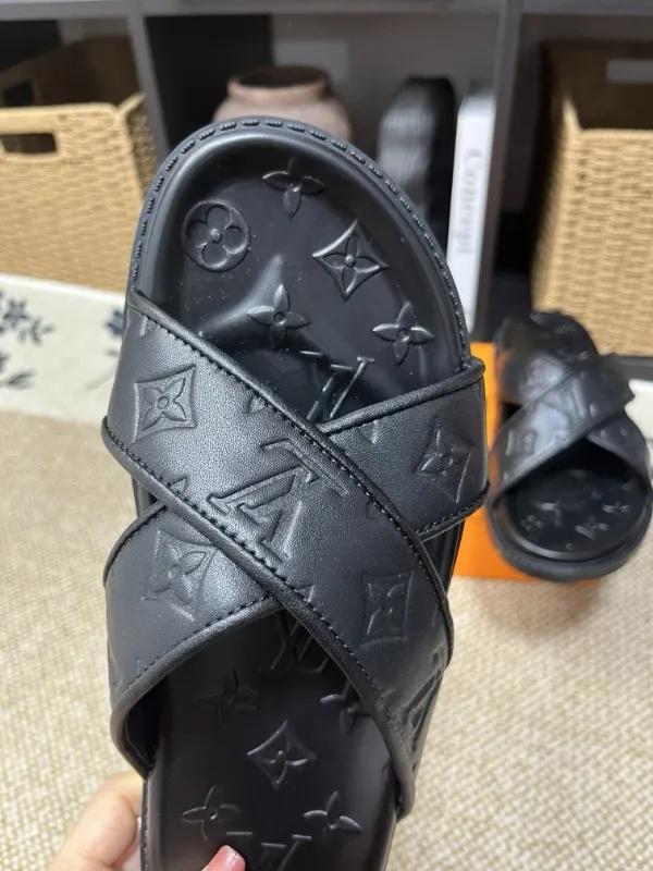 P270🏆Louis Vuitton 🏆[Louis Vuitton] Spring/Summer 2025 [Men's Flip Flops] 🎯🎯As an active family in the fashion industry ⭐ Lv is characterized by bold innovation ⚡Create this casual business style for Chinese fashionable men ✨The fabric is made of imported high-grade cowhide 🔥 Clean and neat ⚡Fashionable and elegant🌹Breathable, sweat-absorbent and deodorant👈So luxurious, high-end and domineering. 👍Must be sold if you repost the picture. Number of yards: 38--46. Color: 🎉 For large quantities. Welcome to repost.